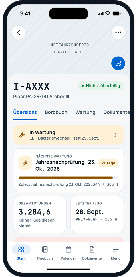 Detailansicht eines Luftfahrzeugs mit Kennzeichen, Stunden und nächster Wartung