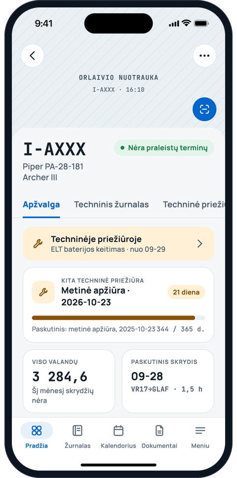 Orlaivio informacijos ekranas su registracijos ženklu, valandomis ir kita techninės priežiūros data