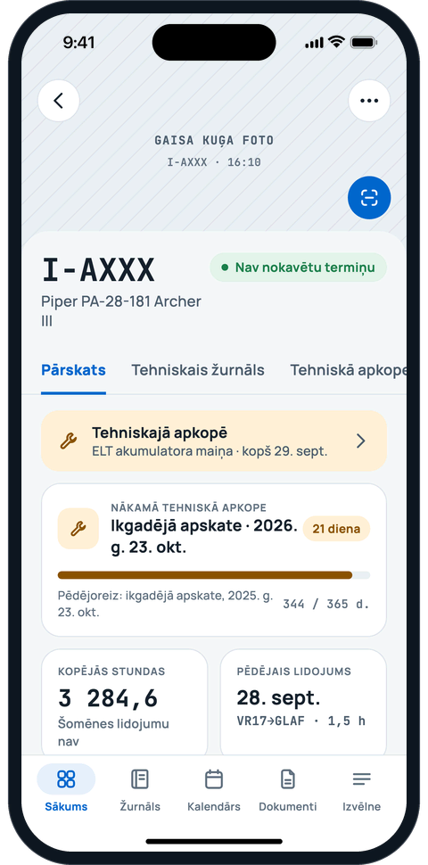Gaisa kuģa informācijas ekrāns ar reģistrācijas zīmi, stundām un nākamo apkopi